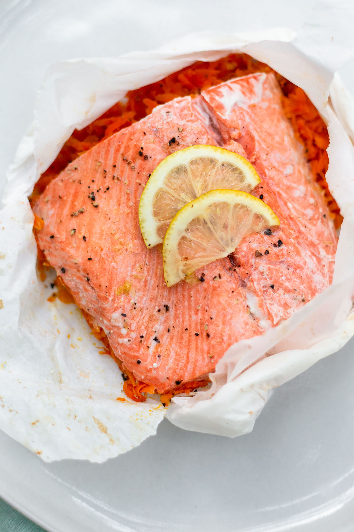 Salmon en Papillote with Carrots and Shallots - Food Banjo