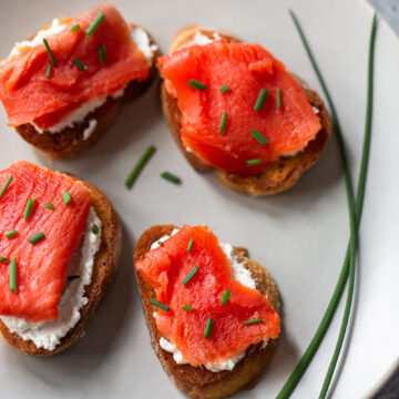 smoked salmon crostini with chives