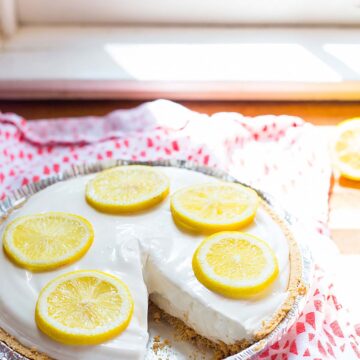 Lemonade pie with lemon slices on top.