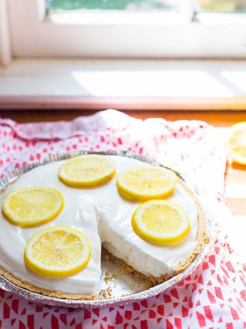 Lemonade pie with lemon slices on top.