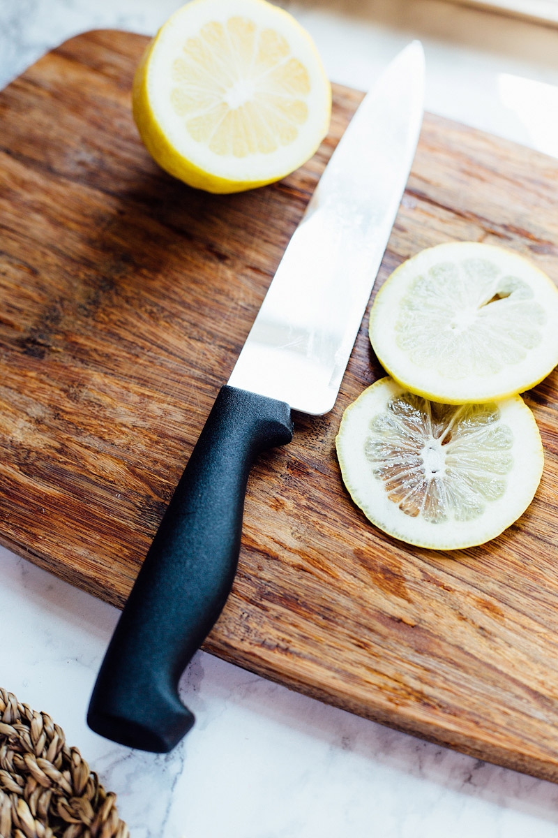 slicing lemons