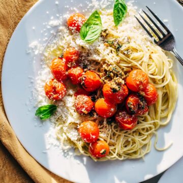 Pasta with cherry tomatoes and basil