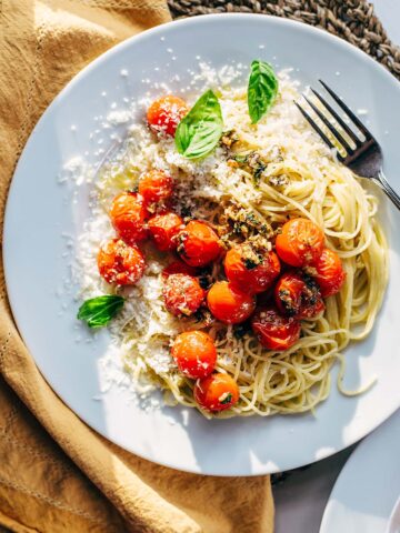 Pasta with cherry tomatoes and basil