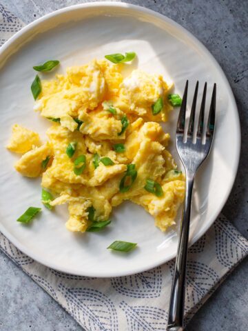 Scrambled eggs with green onions.