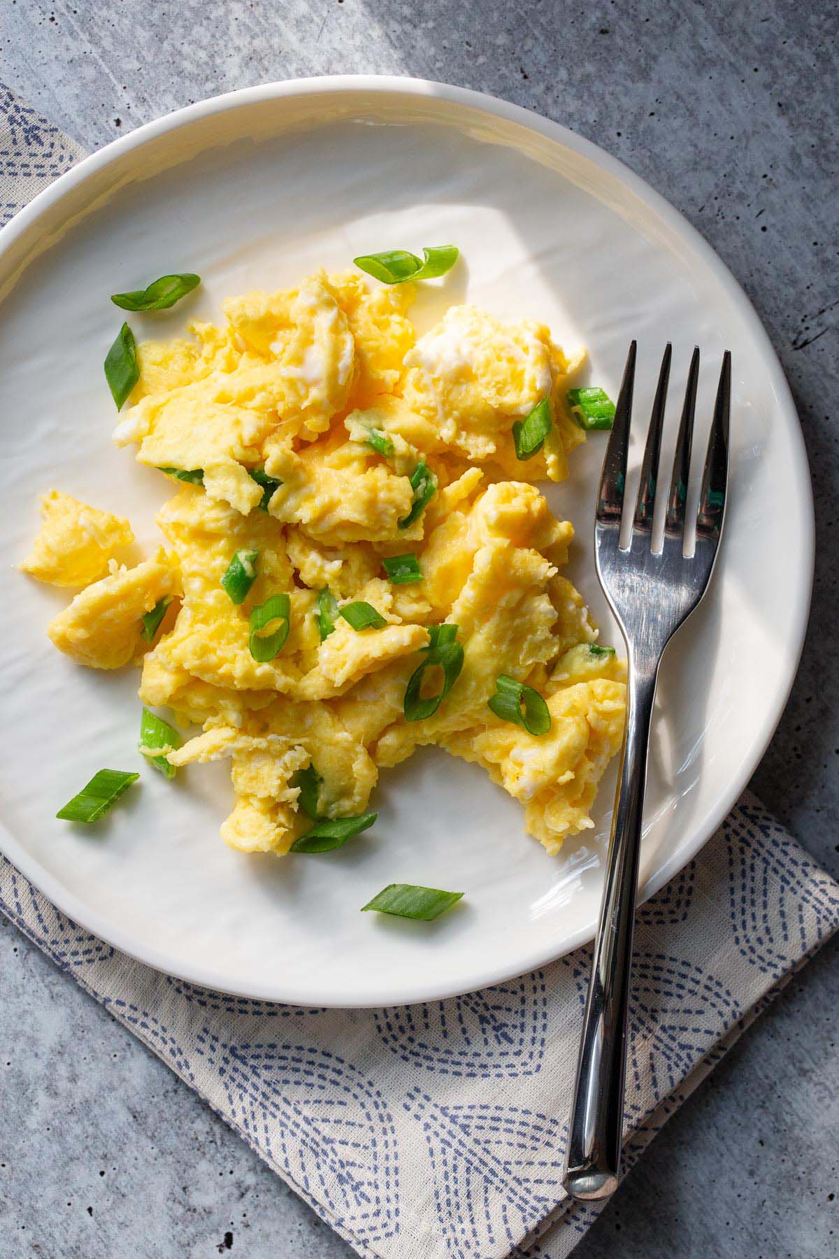 Scrambled eggs with green onions.