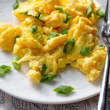 Scrambled eggs with green onions.
