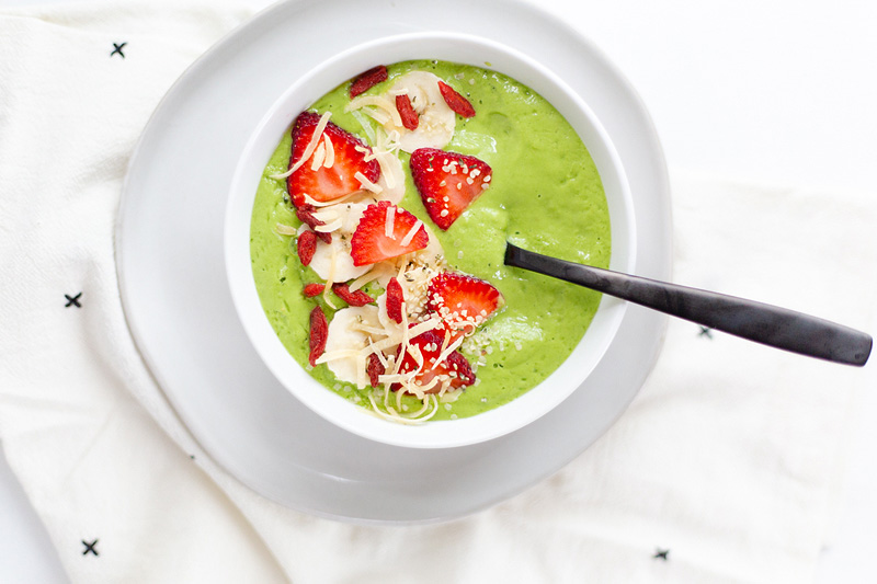 Creamy Green Smoothie Bowl topped with strawberries and bananas