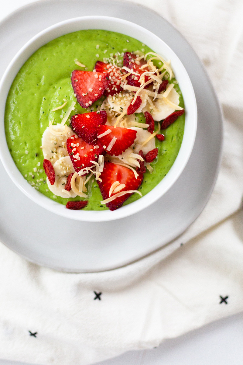 Smoothie bowl from above.