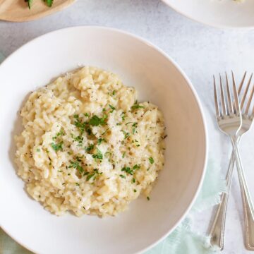 instant pot parmesan risotto topped with fresh herbs