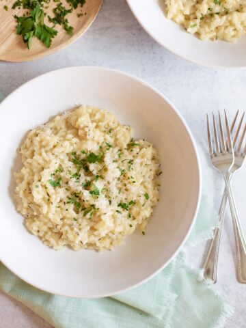 instant pot parmesan risotto topped with fresh herbs