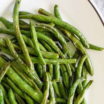roasted green beans up close