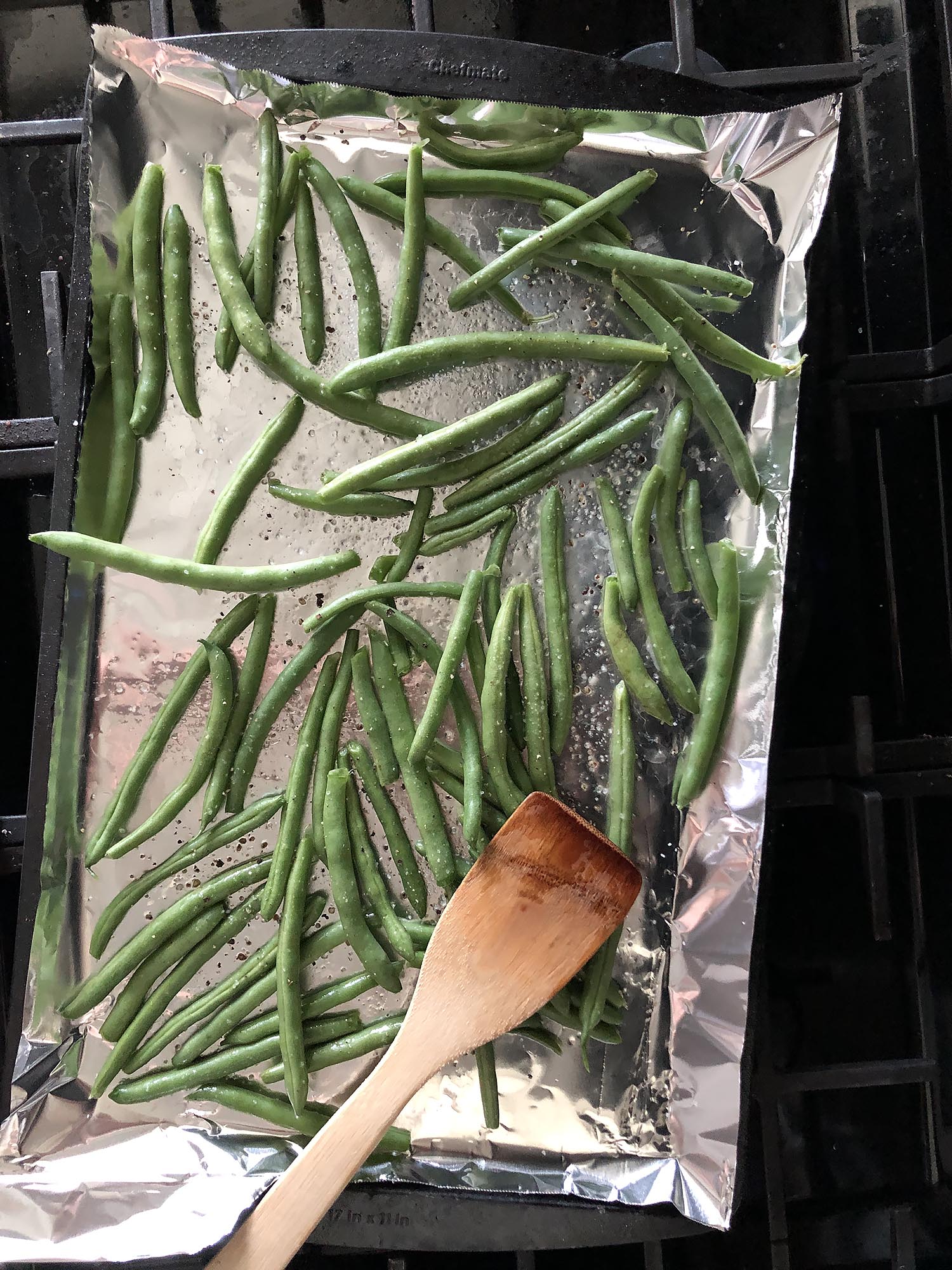 seasoned green beans on a baking sheet