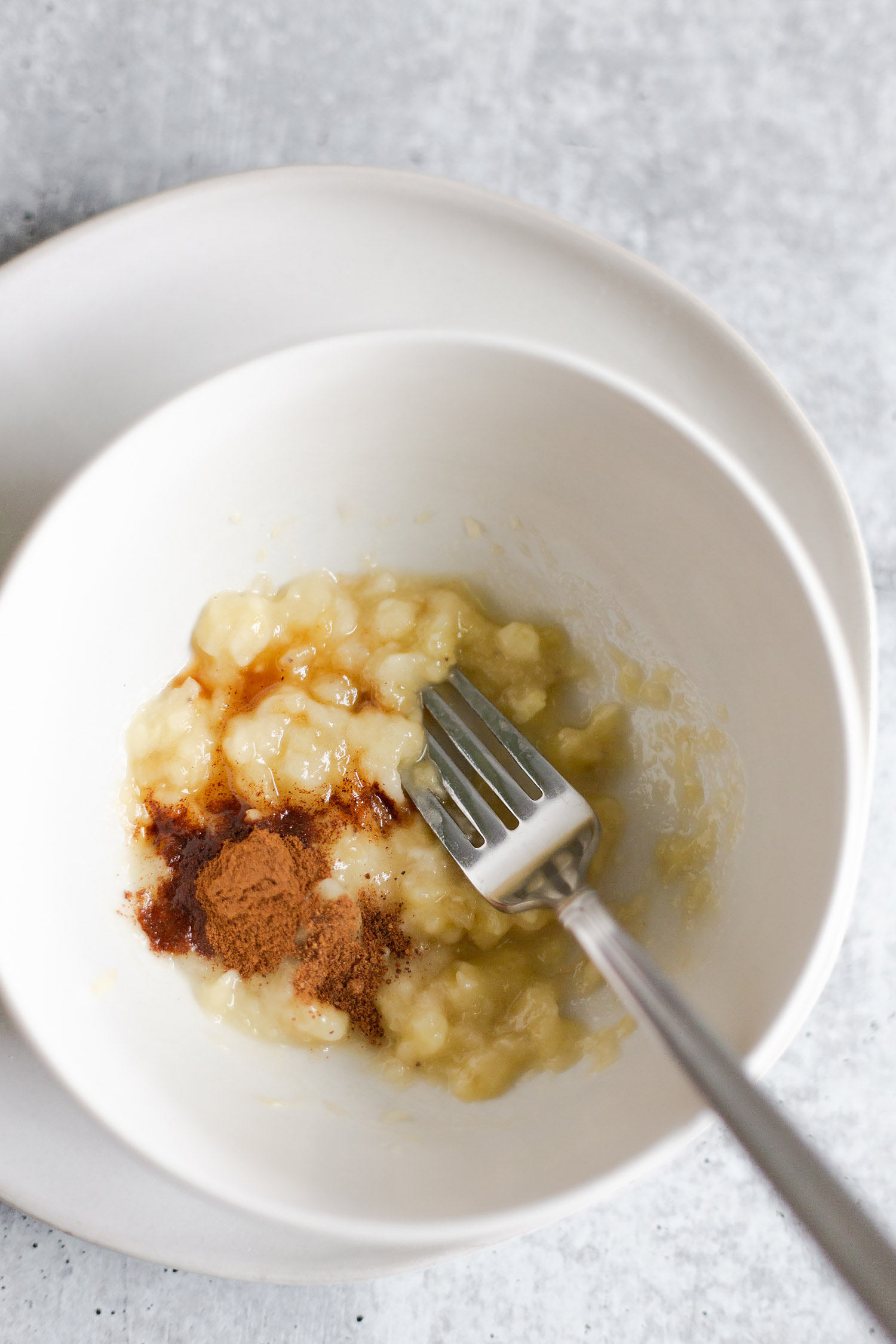 Mashed banana, cinnamon, nutmeg, in a bowl