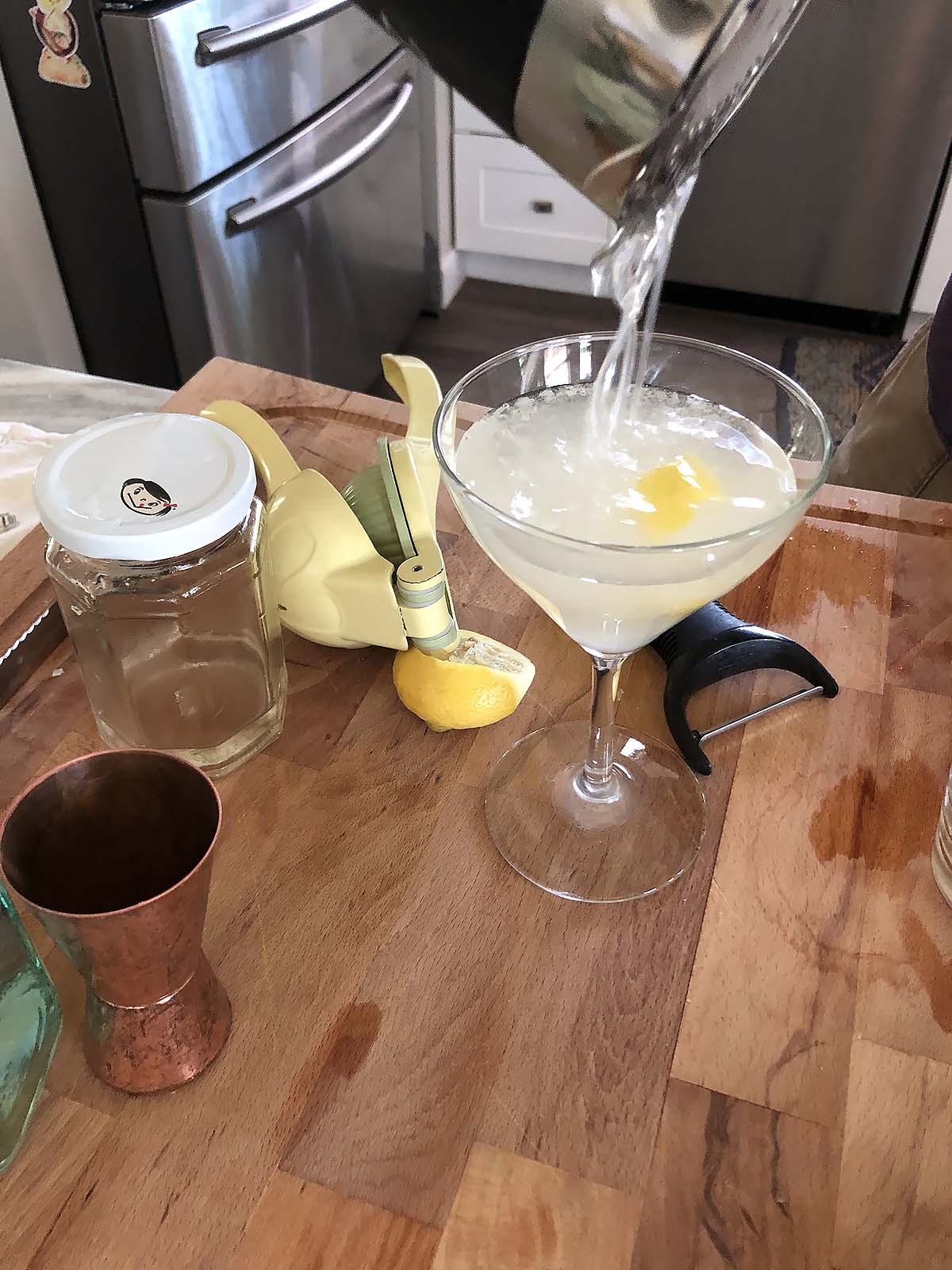 pouring a gin sour