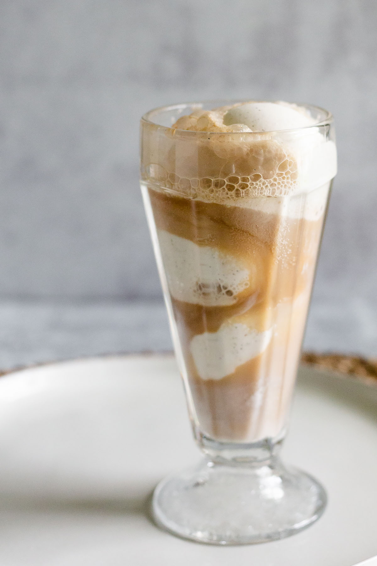 adding root beer to a root beer float