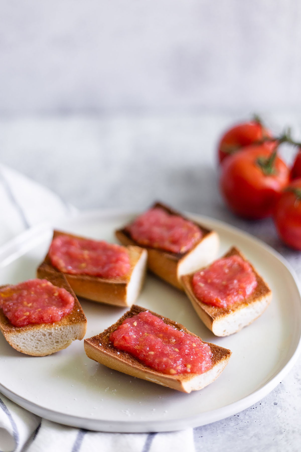 pan con tomate on a plate