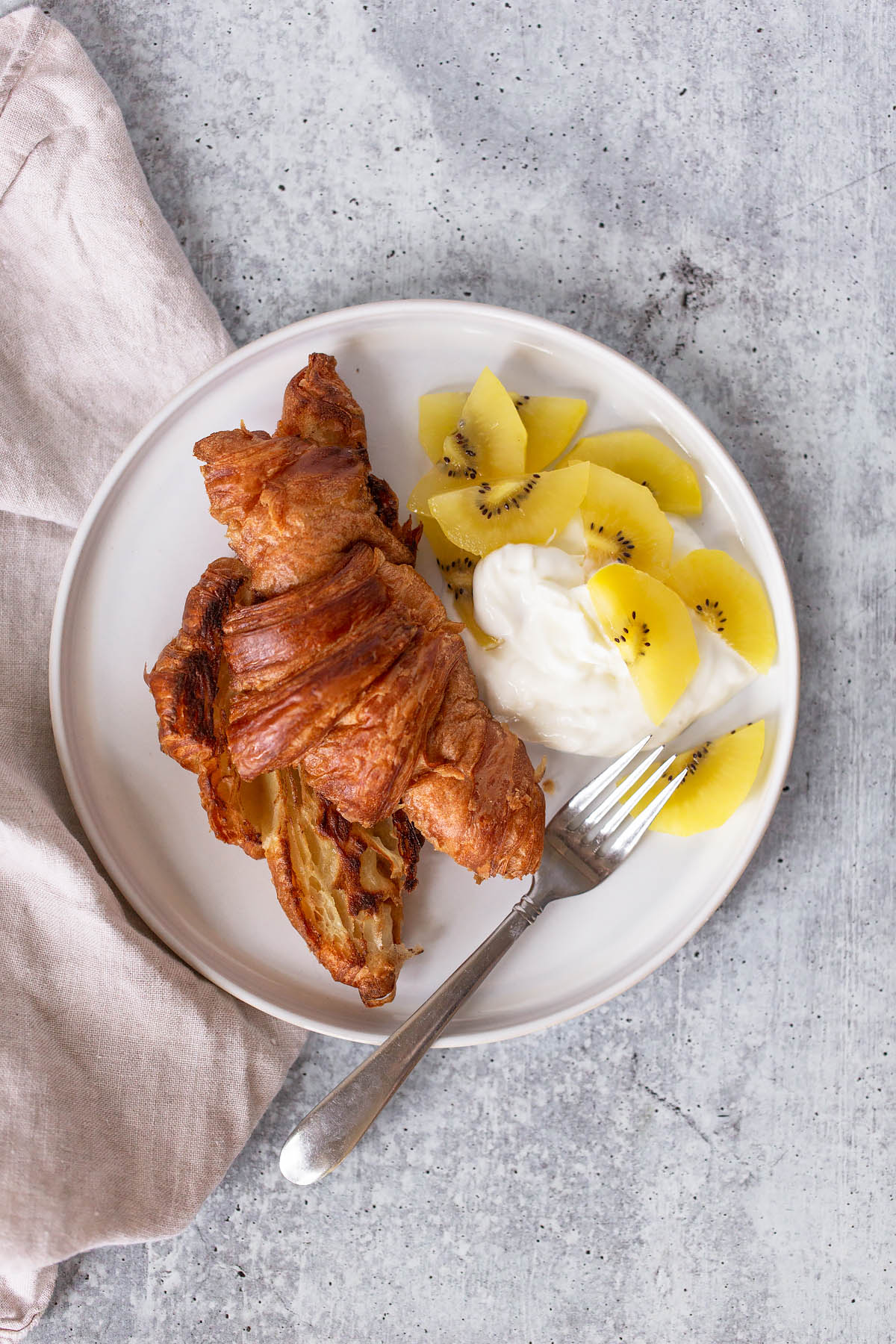 croissant with yogurt and kiwi