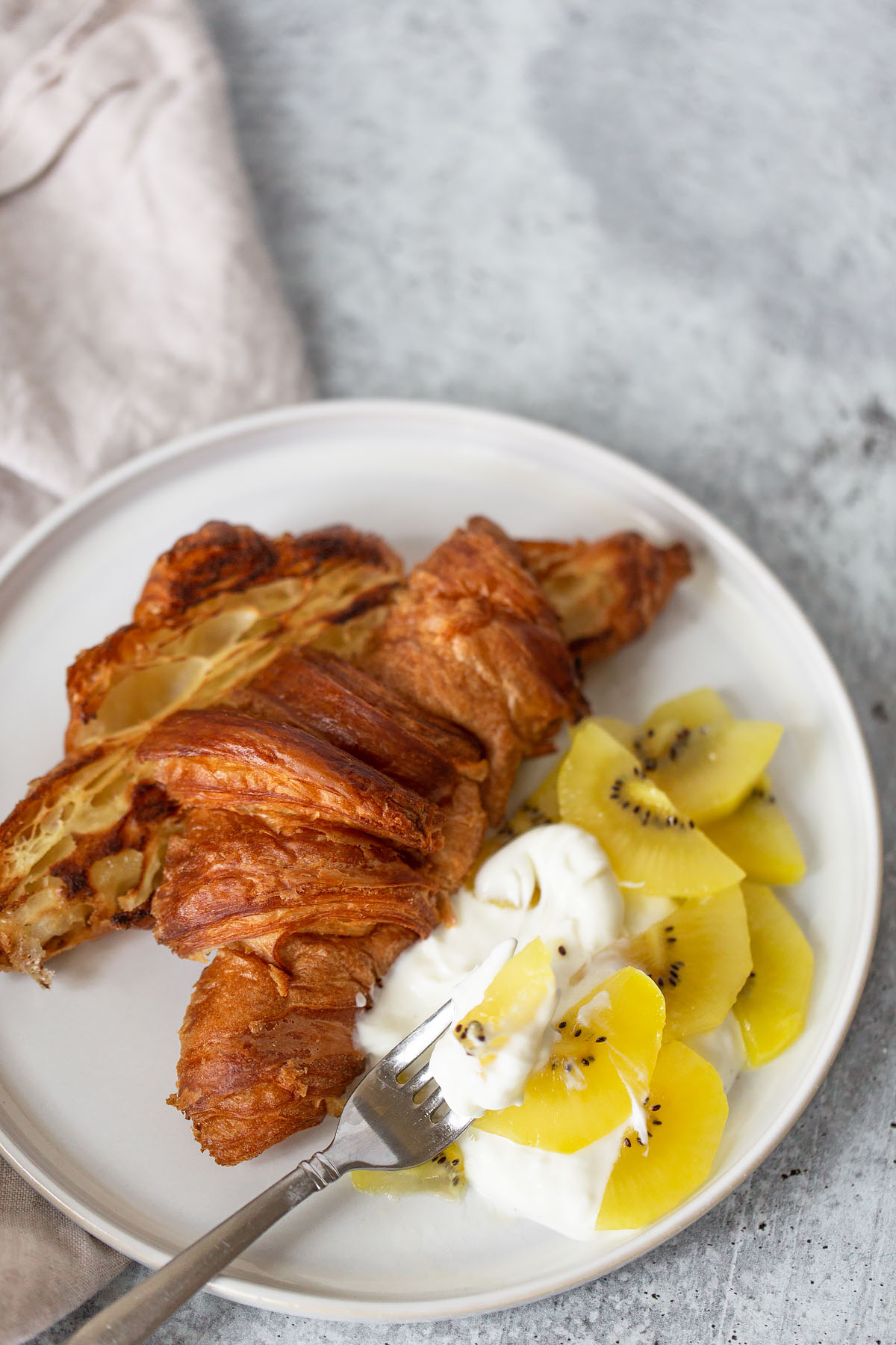 croissant with yogurt and kiwi