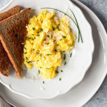 scrambled eggs with chives and toast