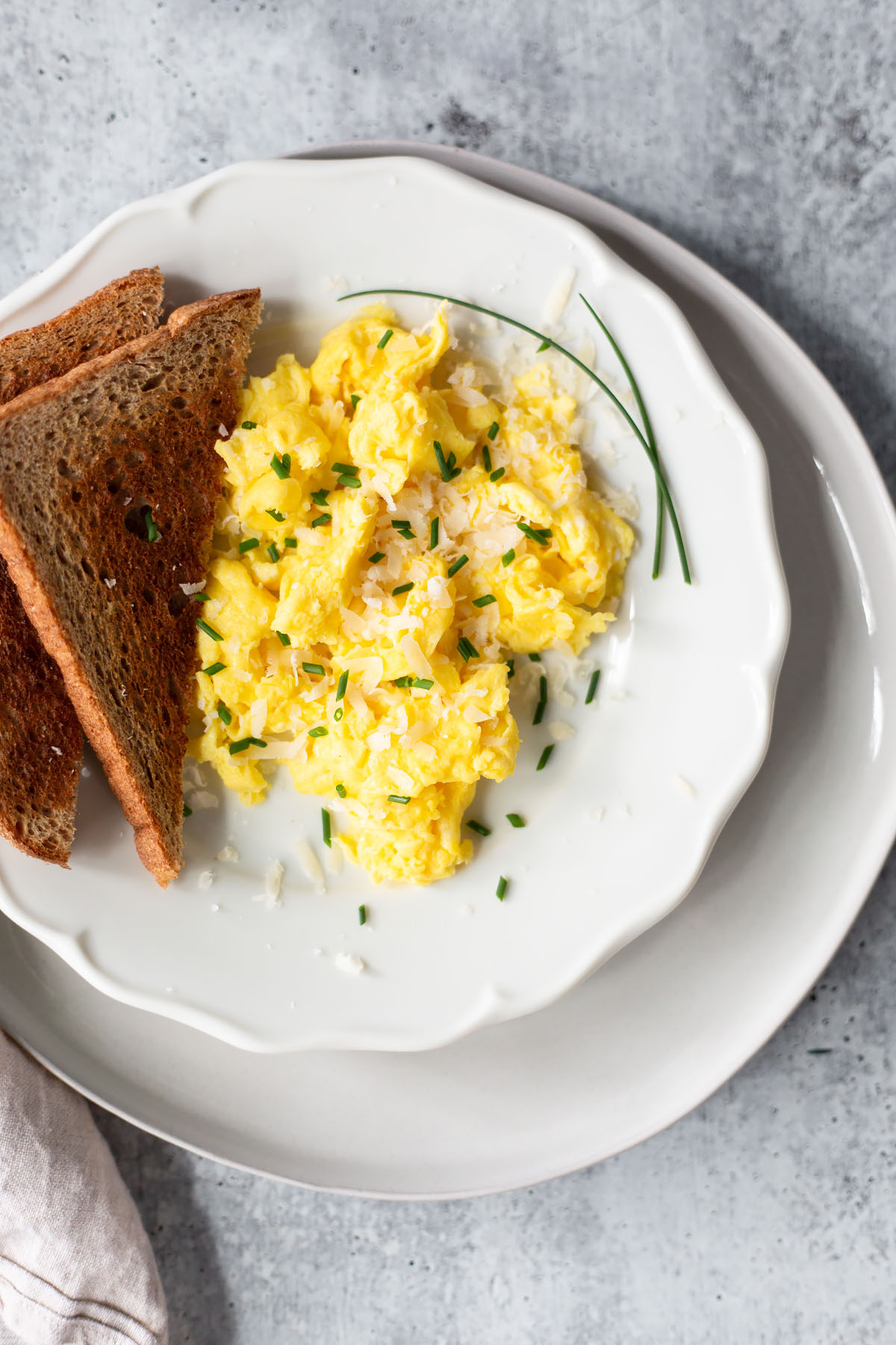 scrambled eggs with chives and toast