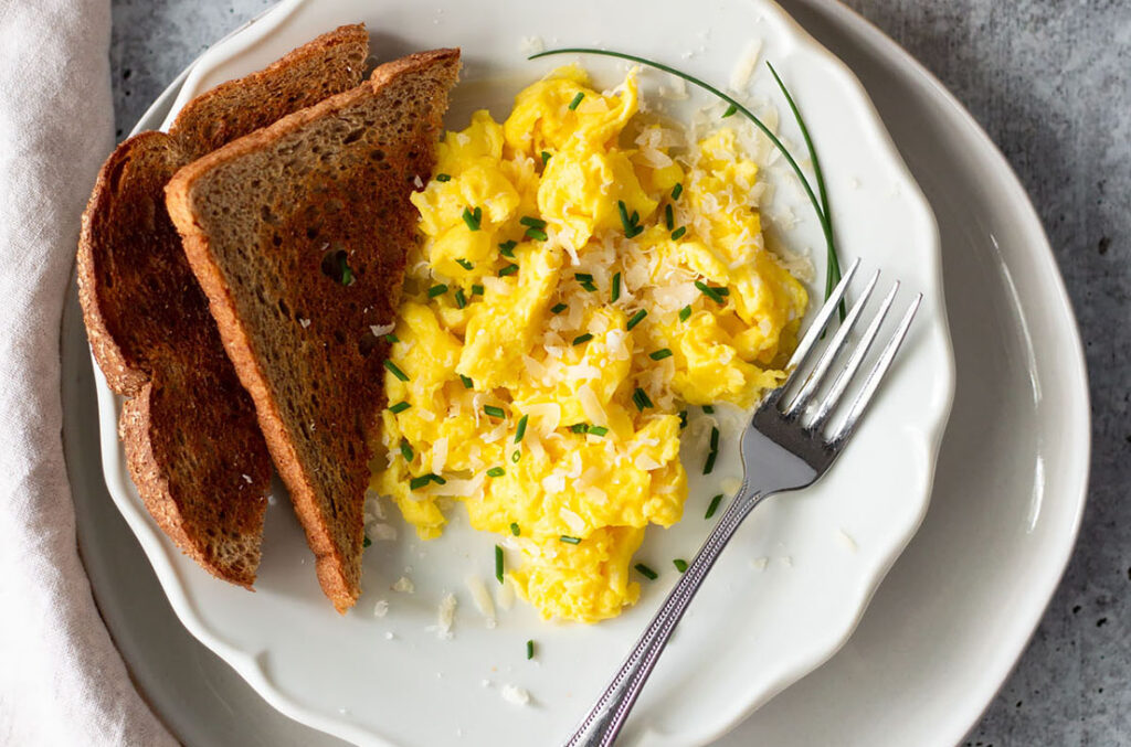 Fluffy Scrambled Eggs with Chives - Food Banjo