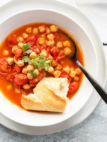 chickpea and tomato stew with bread