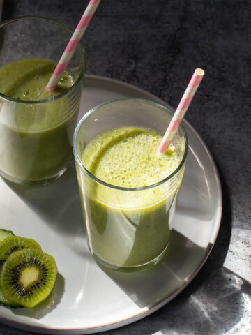 Kiwi cucumber smoothie in two glasses