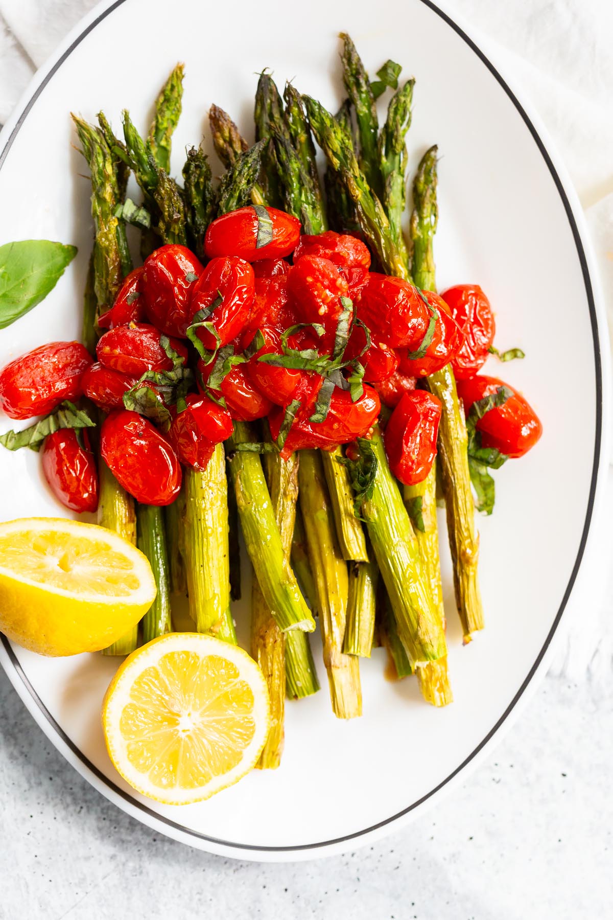 asparagus with tomatoes and lemon halves