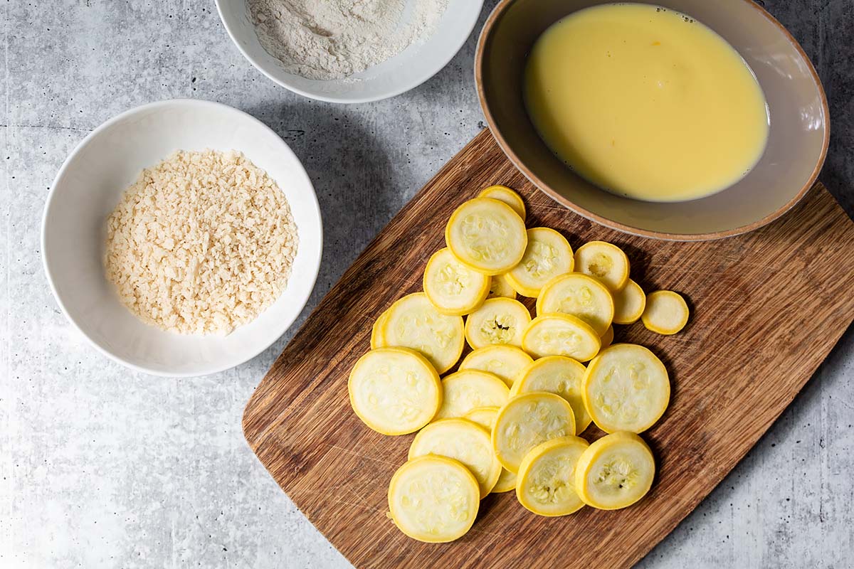 ingredients for air fryer squash - cut yellow squash, panko, flour, and eggs