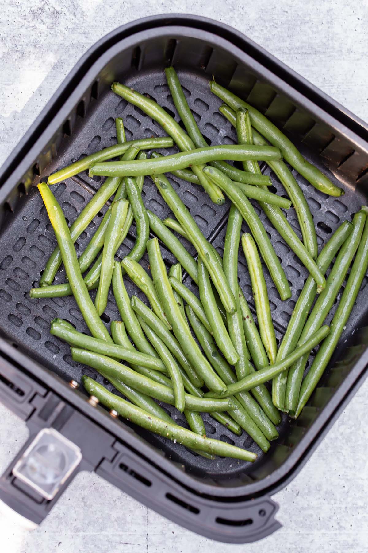 green beans in an air fryer basket