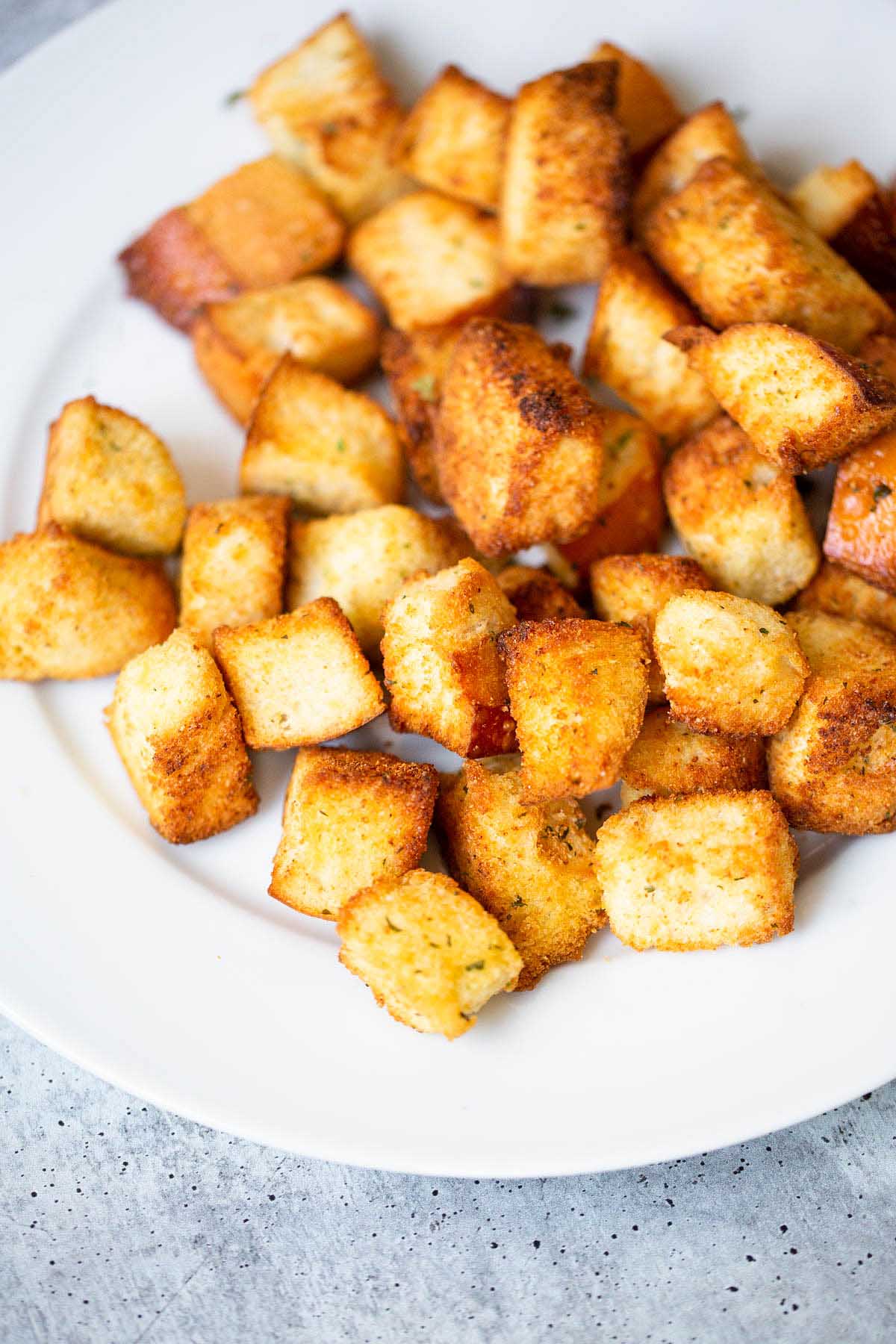 Garlic croutons on a plate.