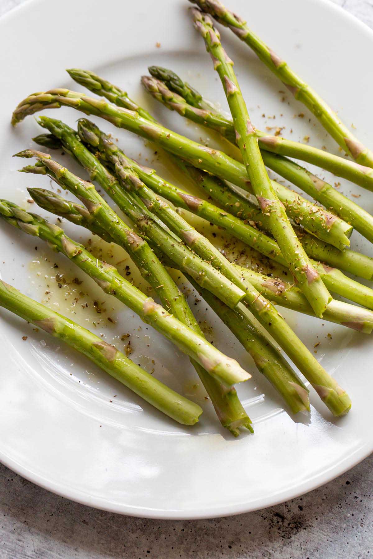 Asparagus with oil and seasonings.