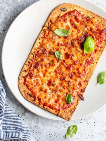 Air fryer flatbread pizza on a plate.