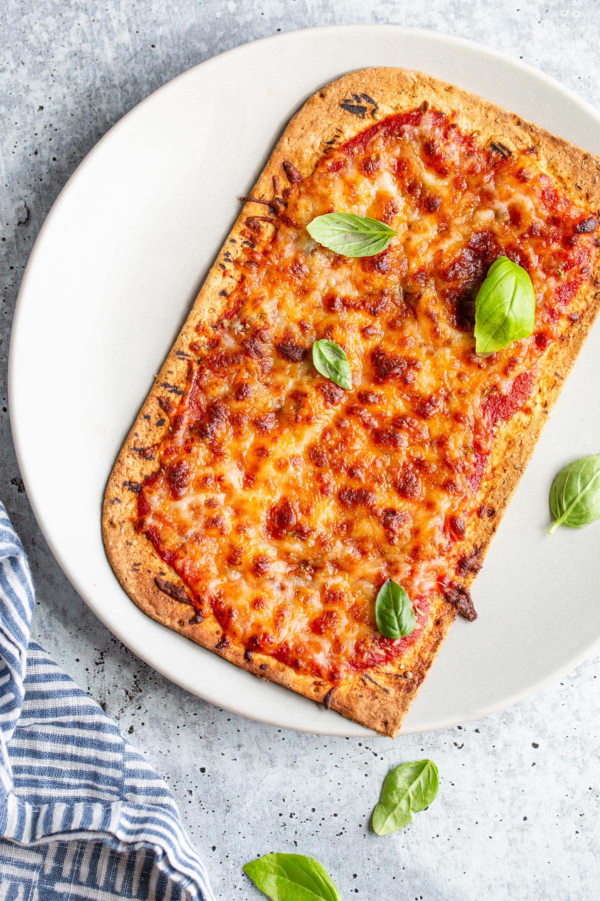 Air fryer flatbread pizza on a plate.