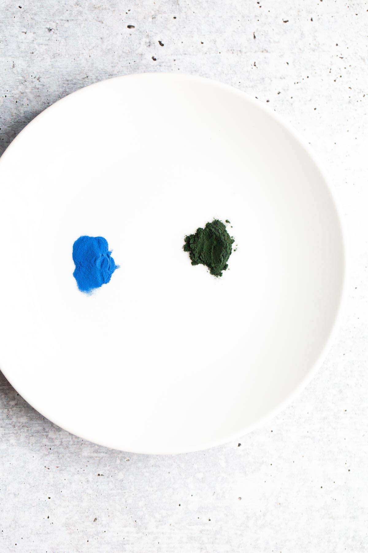 blue spirulina and green spirulina on a plate