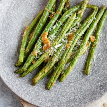 Cooked green beans on a plate.