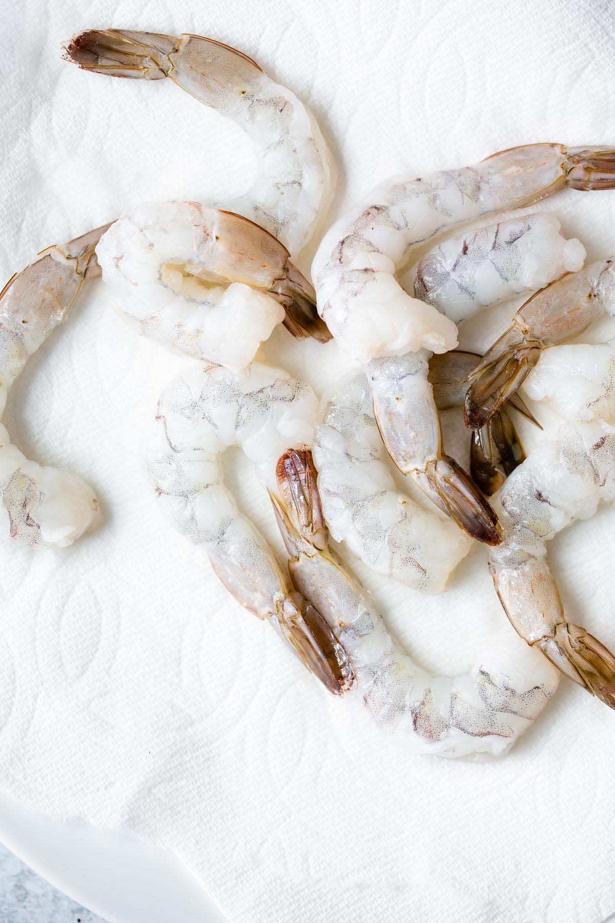 Raw shrimp on paper towels.