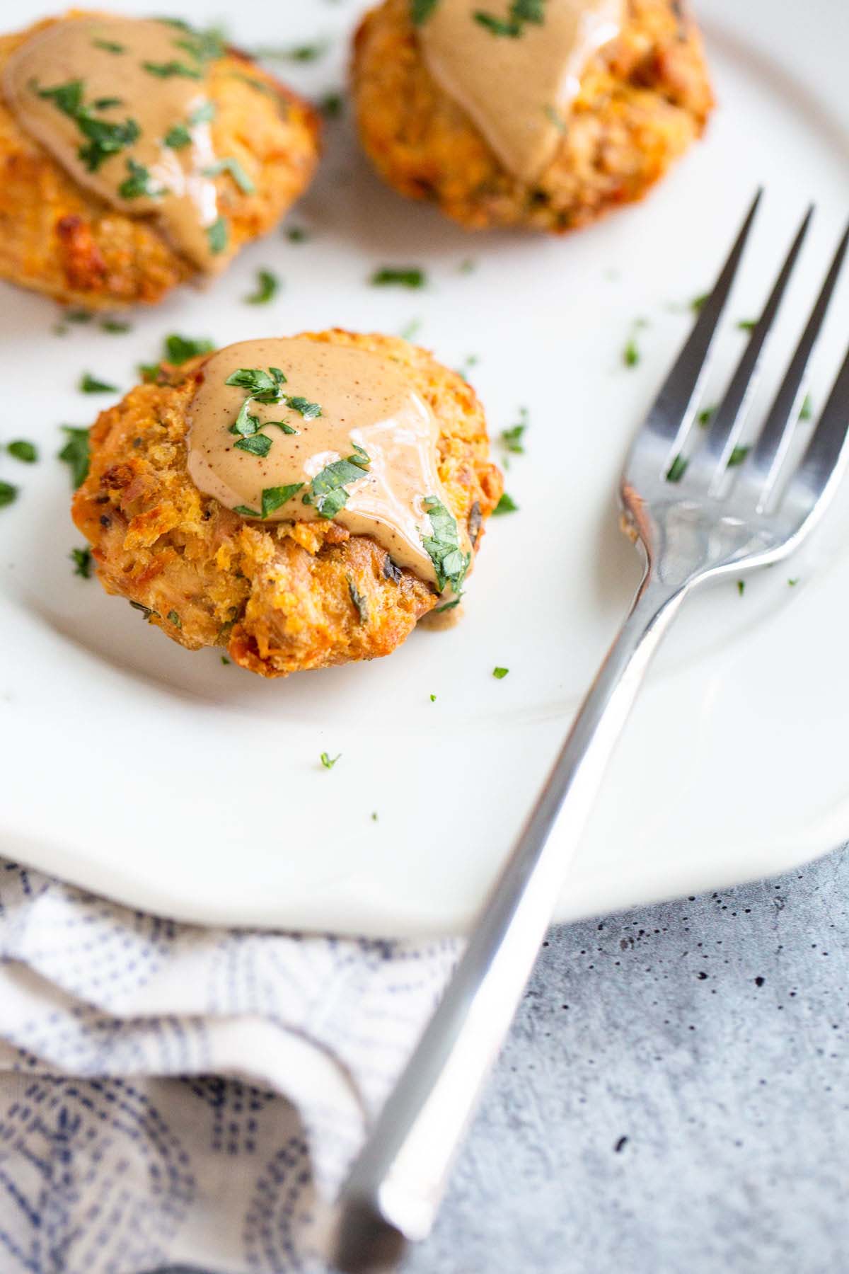 Tuna patties with chipotle mayo and parsley.