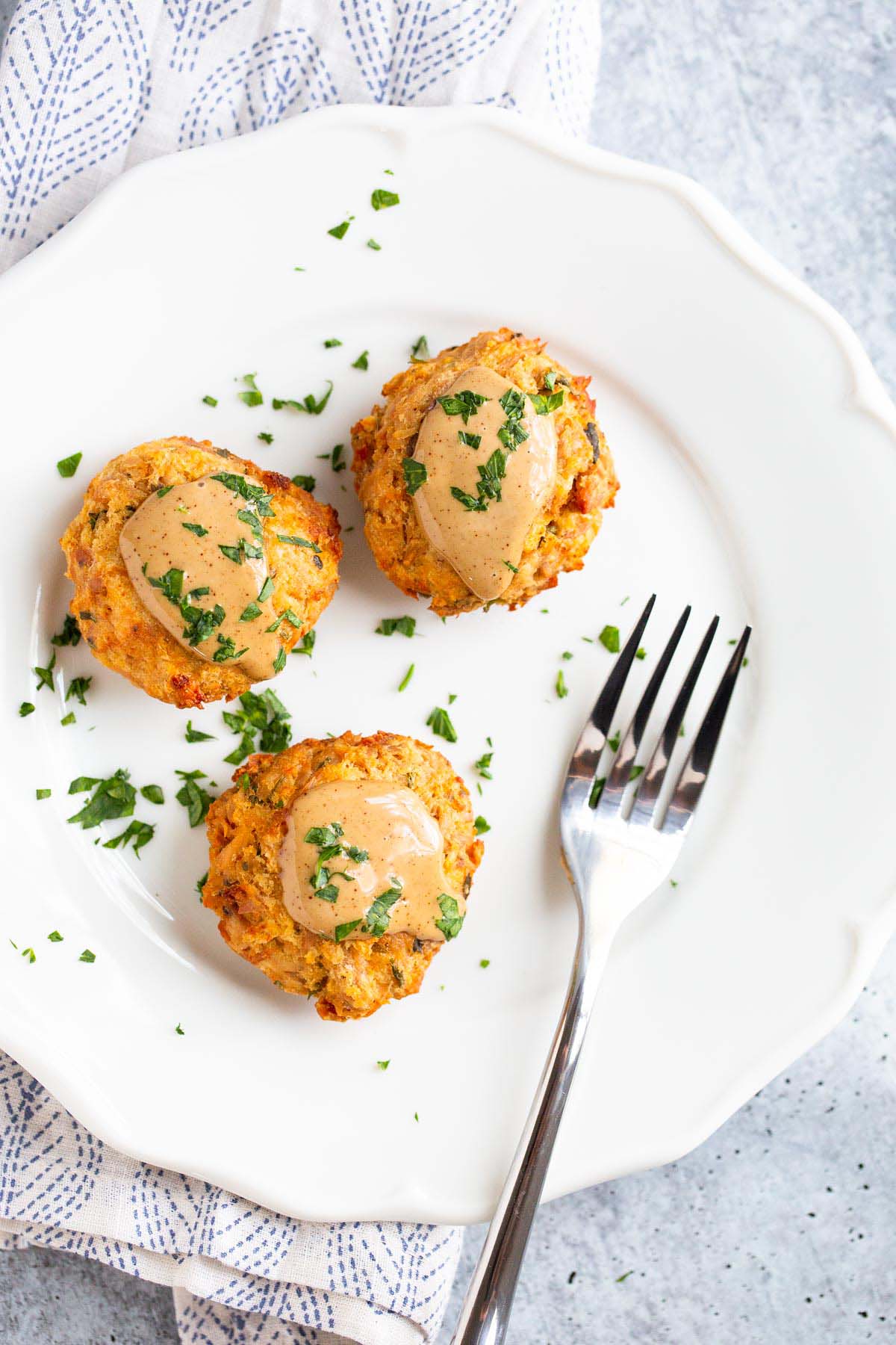 Tuna patties with chipotle mayo and parsley.