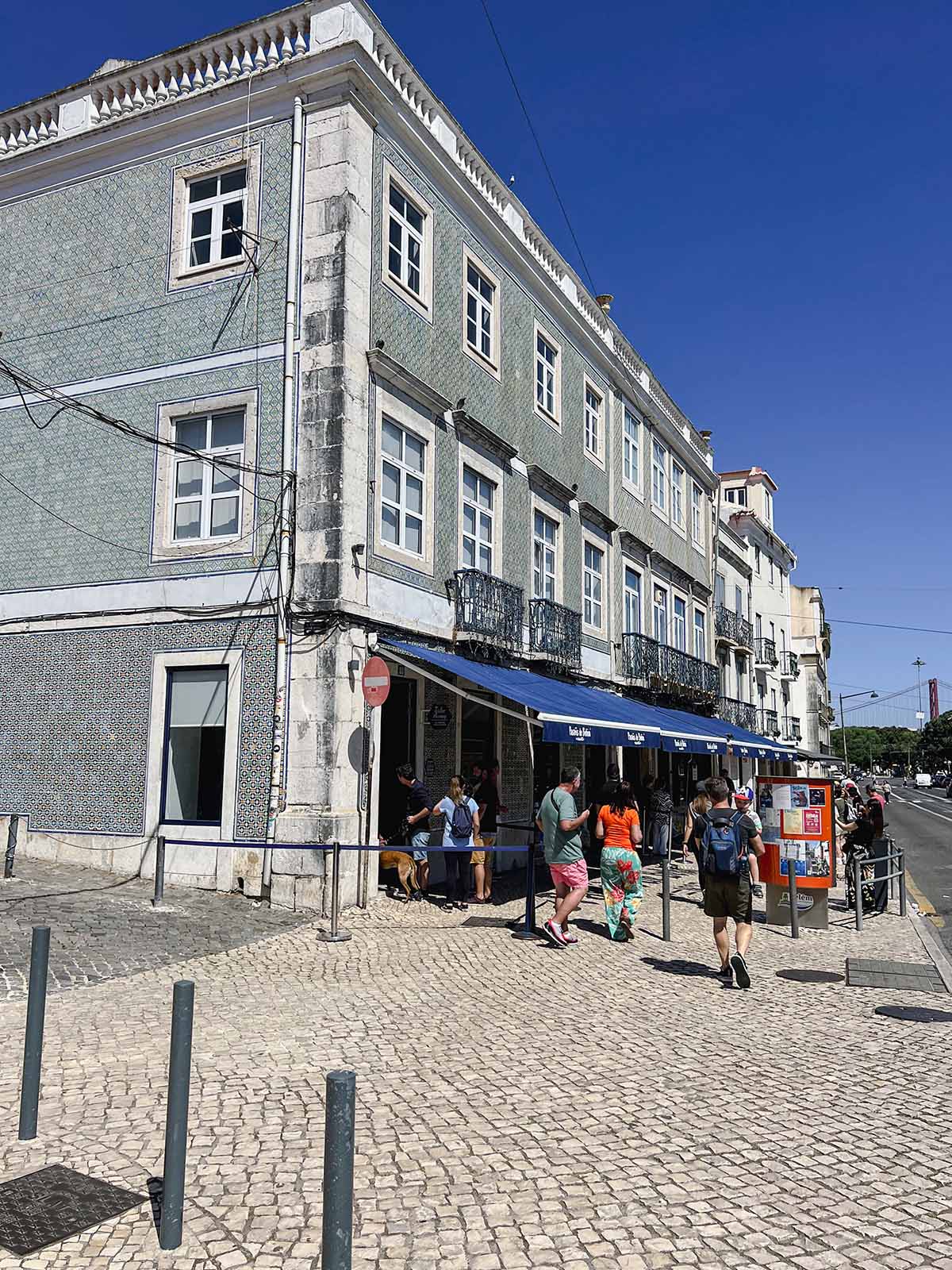 The exterior of Pasteis de Belem.