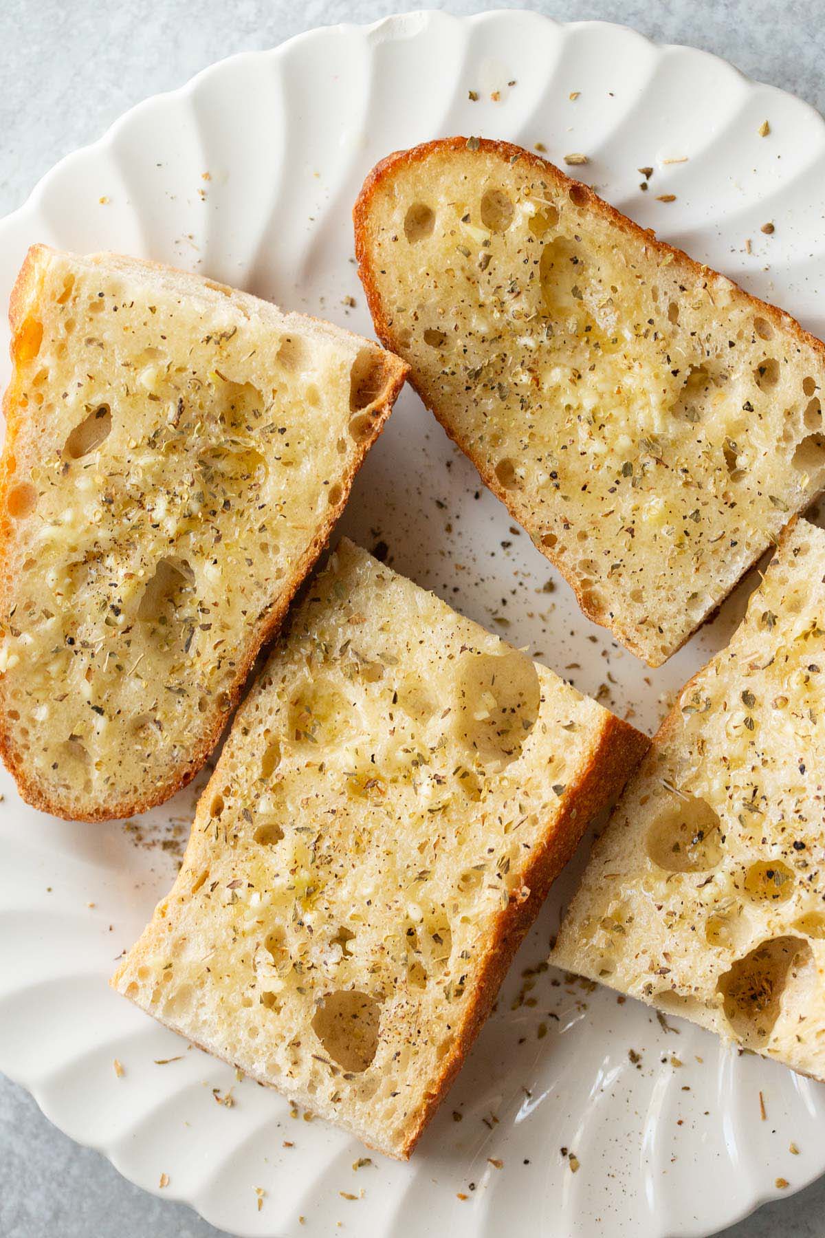 Bread seasoned with oregano and black pepper