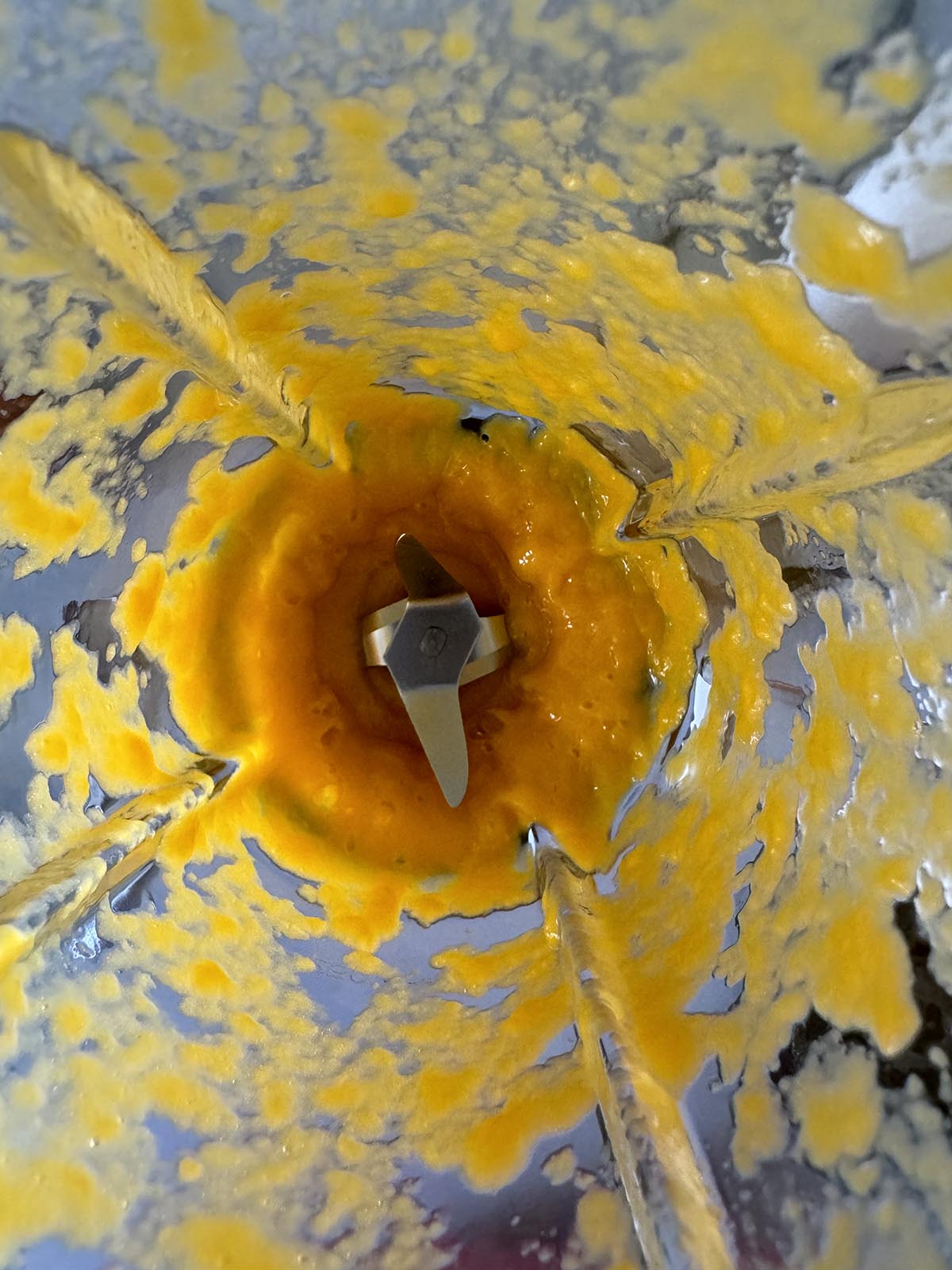 Mango puree in a blender