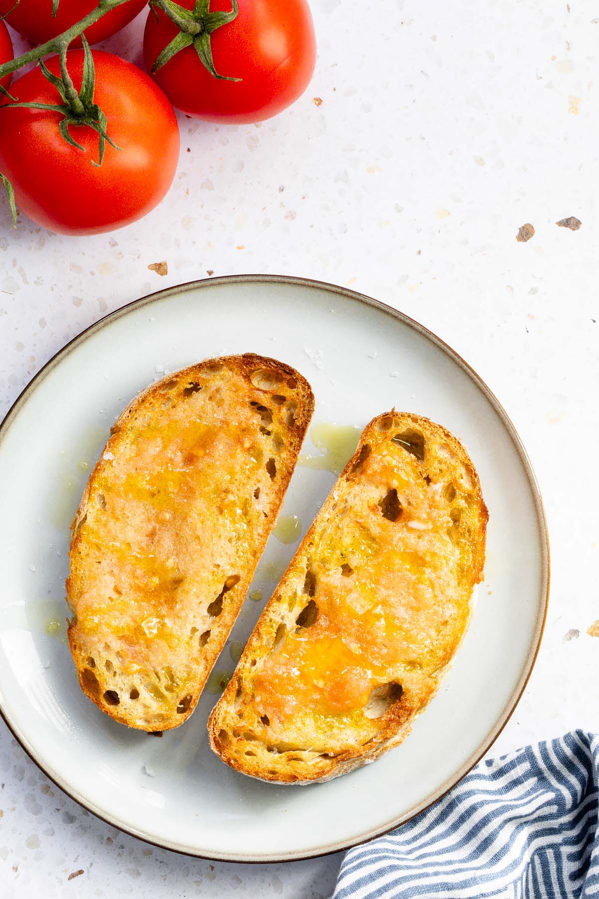 Air fryer pan con tomate on a plate