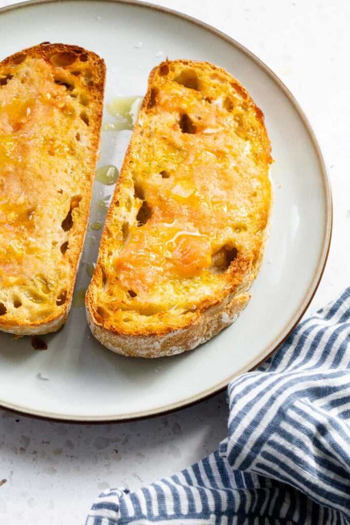 Air fryer pan con tomate on a plate