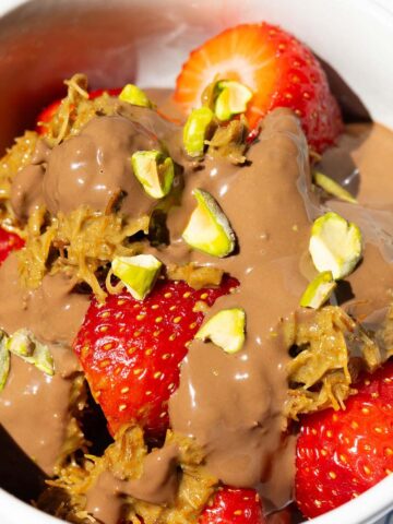 Dubai chocolate strawberry cup