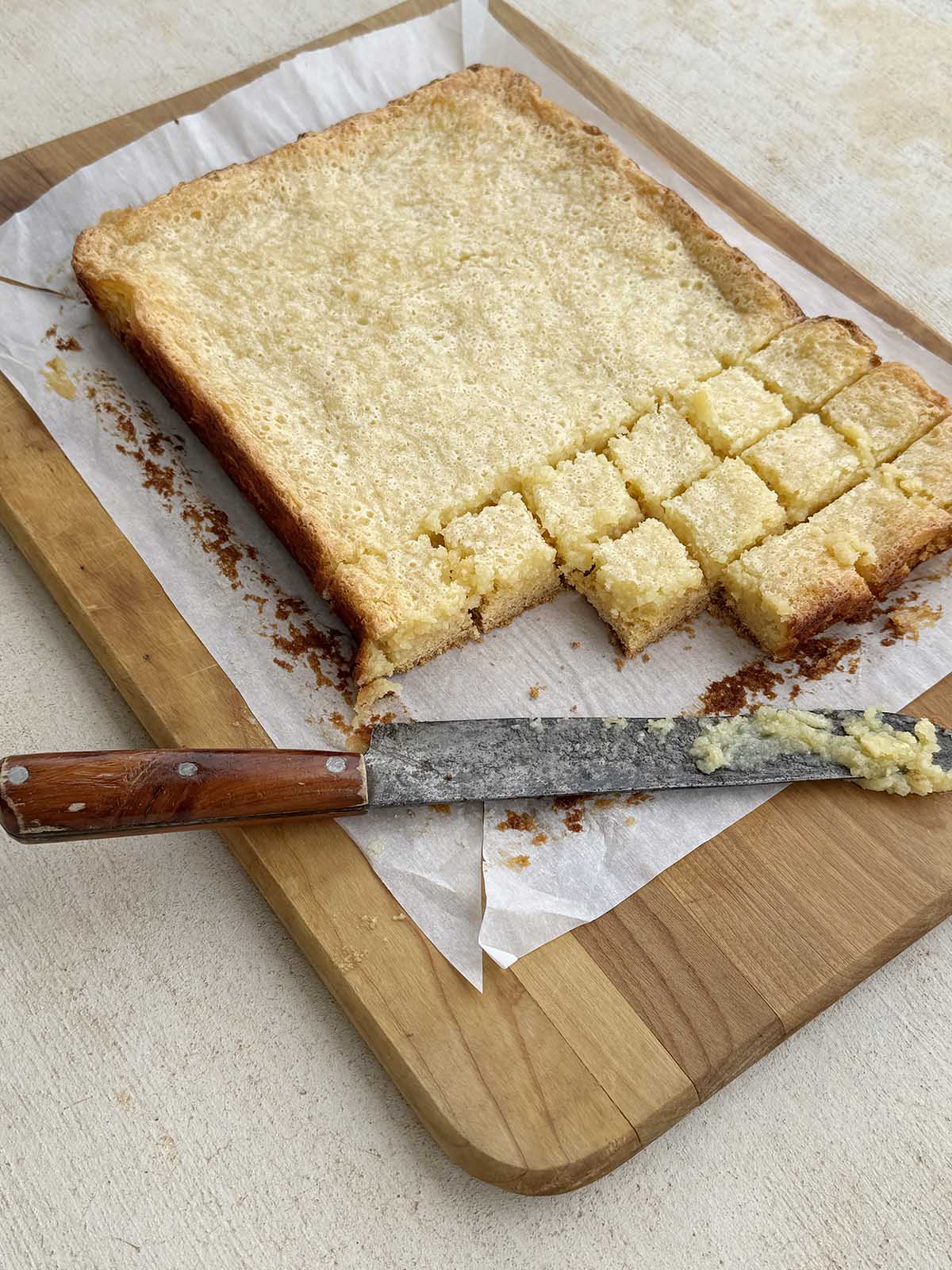 Cutting lemon chess bars