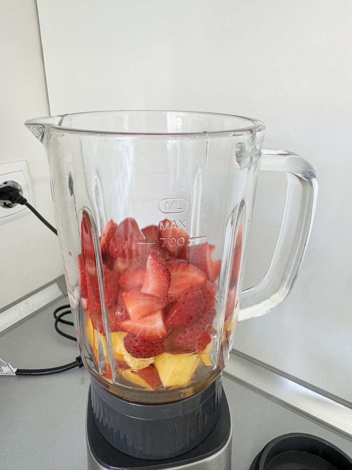 Strawberries and peaches in the blender